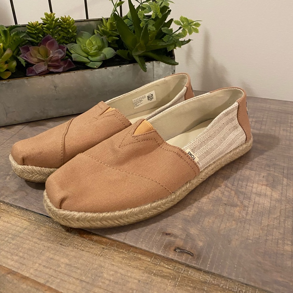 Like New Toms: Tan and Cream colored, Size 7 1/2